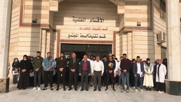 كلية التقنيات الصحية والطبية تنظم وقفة حداد على أرواح شهداء التفجير الارهابي في البصرة